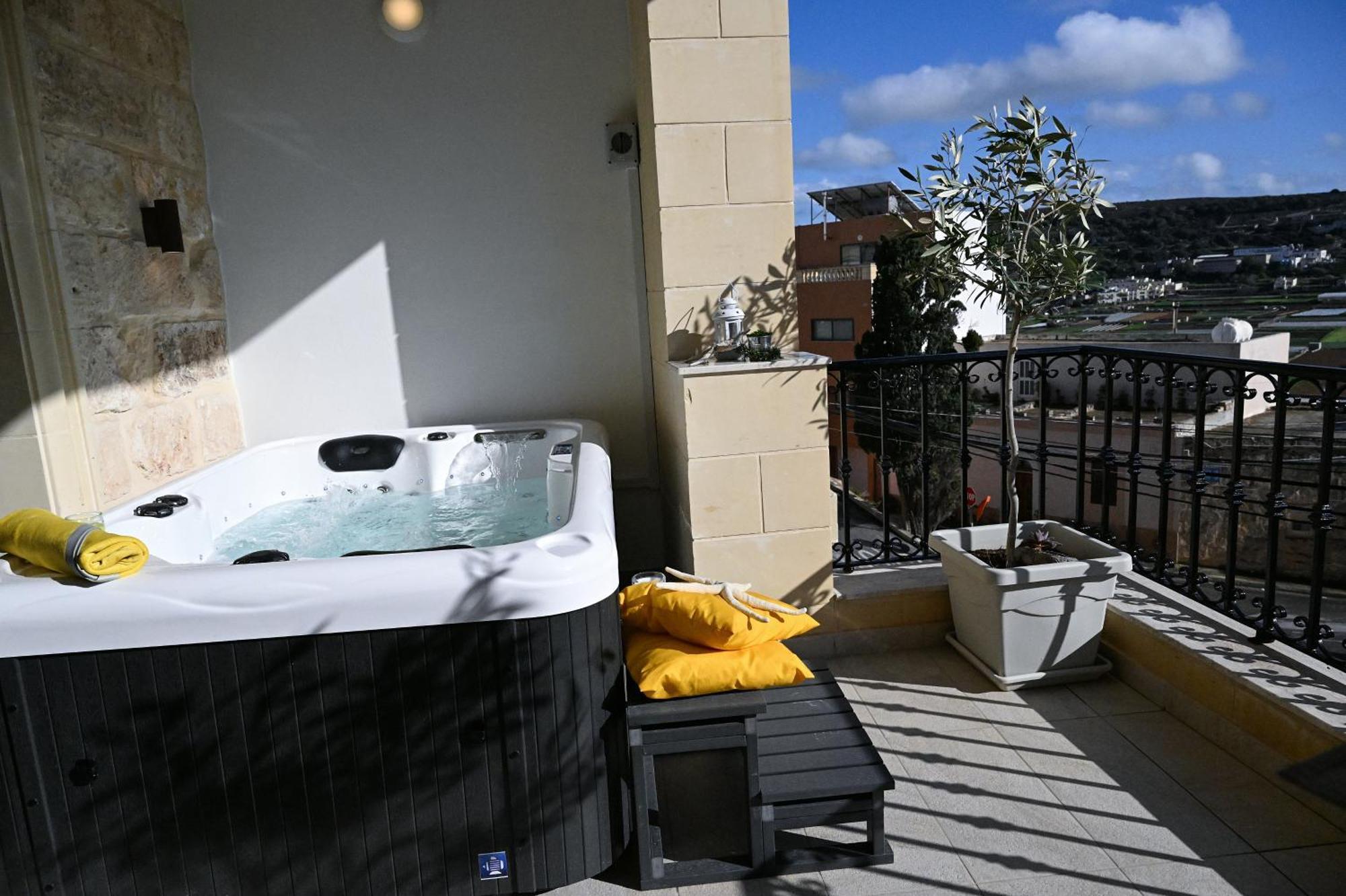 Fl 1 Ta'Lonza Luxury With Hot Tub By Homely Mellieħa Exterior foto
