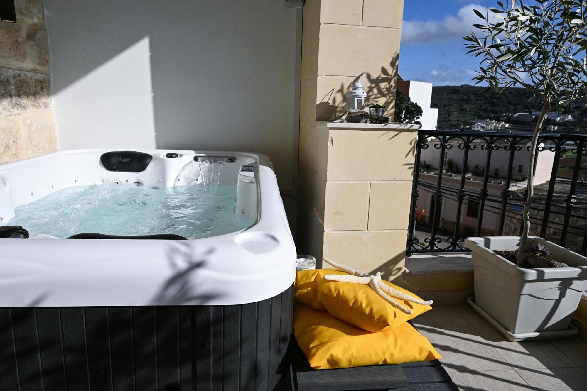 Fl 1 Ta'Lonza Luxury With Hot Tub By Homely Mellieħa Exterior foto